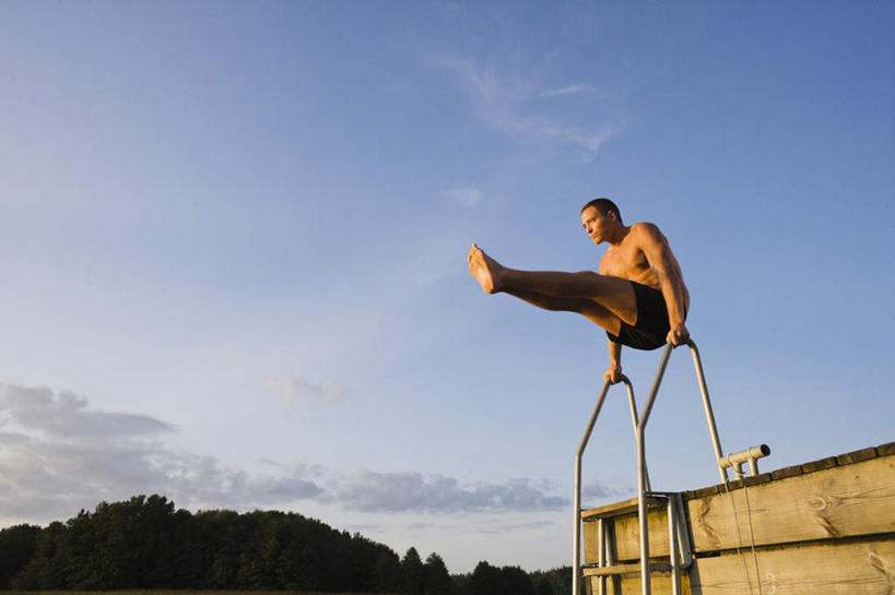 西方人,一个人,栏杆,码头,横图,室外,白天,仰视,锻炼,运动,树林,植物,金属制品,欧洲,欧洲人,仅一个男性,仅一个人,撑,阴影,弯曲,光线,金属,扶手,影子,云,云朵,云彩,注视,护栏,树,树木,仅一个年轻男性,蓝色,绿色,白云,蓝天,天空,阳光,自然,天,观察,看,生长,成长,观看,察看,笔直,撑着,关注,笔挺,船埠,体育,男人,男性,年轻男性,白种人,彩图,低角度拍摄,全身,泳衣,健身