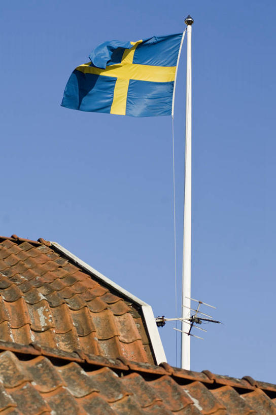 无人,交叉,竖图,室外,白天,仰视,度假,美景,城市风光,城市,静物,旗帜,国旗,瑞典,欧洲,阴影,条纹,光线,影子,屋顶,景观,首都,顶棚,娱乐,黄色,蓝色,蓝天,天空,阳光,天,享受,休闲,景色,放松,晴朗,斯堪的纳维亚,北欧,斯德哥尔摩,斯堪的那维亚,斯堪的那维亚半岛,斯堪的纳维亚半岛,万里无云,首府,相交,交集,瑞典王国,斯德哥尔摩省,旗,晴空,晴空万里,彩图,低角度拍摄,瑞典国旗