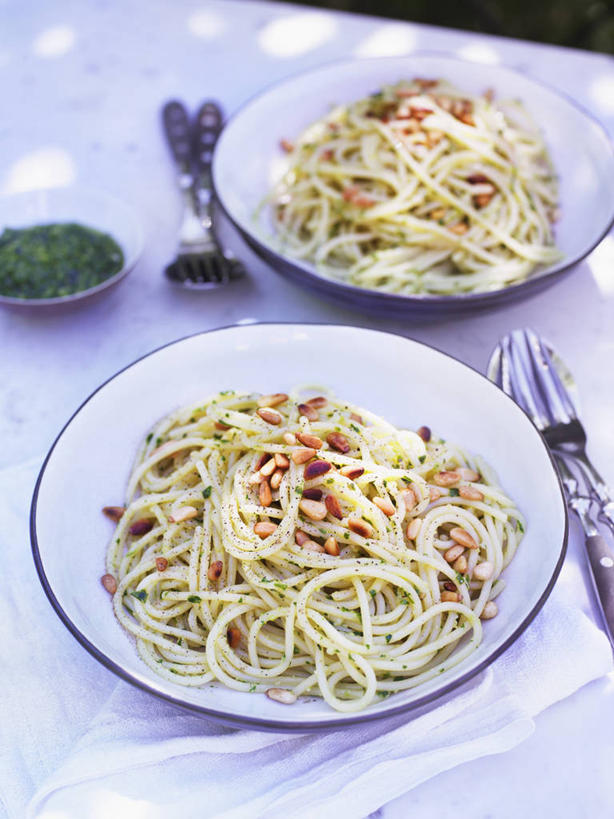 面食,面条,意大利面,无人,竖图,俯视,室内,特写,白天,烹饪,西餐,植物,桌面,桌子,蔬菜,餐具,朦胧,模糊,新鲜,装饰,布料,叉子,刀叉,刀子,碟子,盘,调料,酱料,酱汁,面,香料,佐料,料理,食品,草药,调味品,罗勒酱,调味料,布纹,酱,菜肴,美食,中药,桌布,食物,盘子,餐巾,碟,台布,香草,西式,佳肴,有机食品,绿色食品,华丽,修饰,点缀,罗勒,餐刀,紫苏,药材,中草药,餐叉,九层塔,圣约瑟夫草,甜罗勒,兰香,中药材,本草,衬托,美观,雅致,雅观,进餐用具,餐桌布,彩图,高角度拍摄