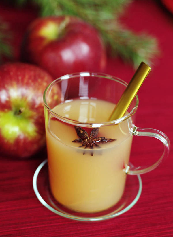 无人,竖图,俯视,室内,特写,白天,桌面,桌子,苹果,杯子,水果,圣诞节,节日,朦胧,模糊,庆祝,新鲜,勺子,调味,生食,香料,佐料,食品,果实,酒类,文化,玻璃制品,酒,食物,饮料,两个,一个,红色,水杯,调羹,汤匙,茴香,红苹果,庆典,有机食品,绿色食品,单个,纪念,果酒,八角,八角茴香,大茴香,八月珠,舶茴香,大料,作料,苹果酒,玻璃杯,彩图,高角度拍摄