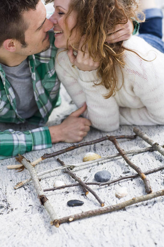 西方人,两个人,笑,吻,微笑,露齿笑,竖图,室外,白天,正面,爱情,游戏,石头,沙滩,欧洲,欧洲人,阴影,服装,光线,木材,沙子,石子,影子,海岸,沙地,浪漫,玩,扭头,注视,休闲装,娱乐,木柴,衣服,阳光,观察,看,趴着,转头,休闲,温暖,温馨,休闲服,恩爱,恋人,服饰,木料,观看,活动,和睦,察看,发泄,关注,消遣,智力,宣泄,男人,男性,女人,女性,中年男性,中年女性,白种人,情侣,海滩,石块,岩石,接吻,趴,亲,亲吻,亲嘴,玩耍,嬉戏,半身,彩图,井字游戏,连珠游戏,伴侣,融洽