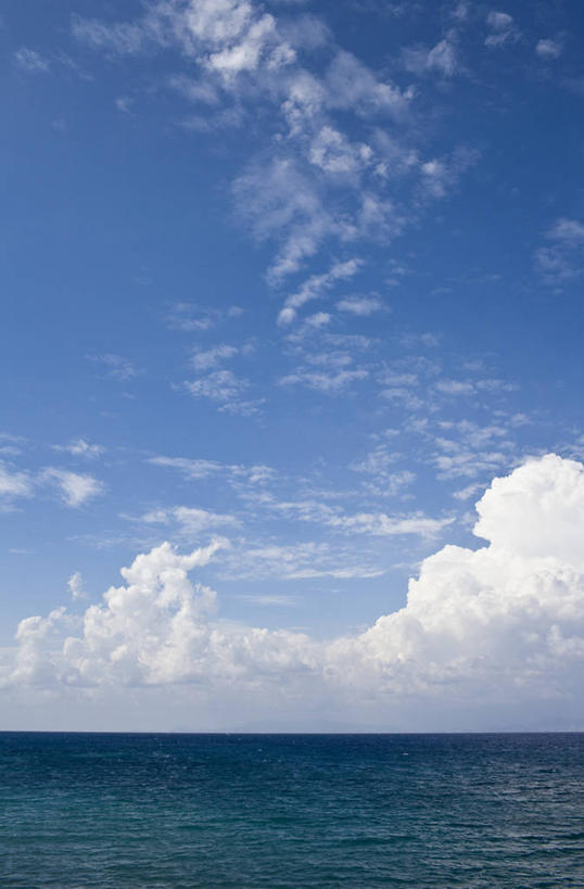 无人,竖图,室外,白天,正面,仰视,旅游,度假,海浪,海洋,美景,希腊,欧洲,景观,浪花,水平线,云,云朵,辽阔,海平线,云彩,娱乐,蓝色,白云,蓝天,天空,自然,海水,天,享受,休闲,广阔,景色,放松,晴朗,一望无际,自然风光,海景,希腊共和国,无边无际,一马平川,罗得斯岛,大海,风浪,海,海水的波动,近岸浪,涌浪,晴空,彩图,低角度拍摄,水天相接,水天一线