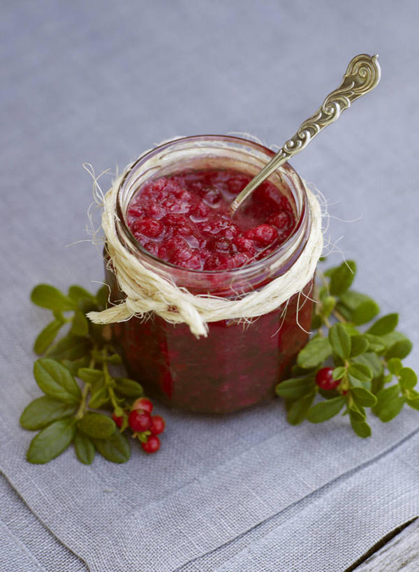 无人,竖图,俯视,室内,特写,白天,桌面,桌子,浆果,水果,叶子,玻璃,金属制品,阴影,新鲜,反射,金属,木制,影子,勺子,生食,食品,果实,绿叶,玻璃制品,食物,一个,玻璃瓶,木制品,瓶子,调羹,汤匙,果酱,嫩叶,有机食品,绿色食品,单个,曼越桔,蔓越橘,蔓越莓,小红莓,广口瓶,酸莓,果子酱,叶,叶片,彩图,高角度拍摄,酸果蔓