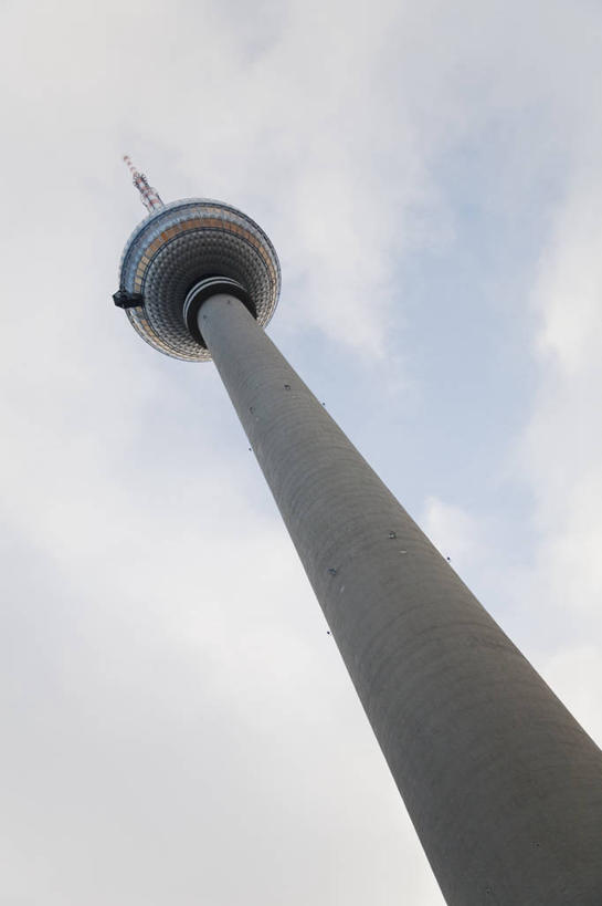 无人,竖图,室外,白天,仰视,旅游,度假,标志建筑,地标,建筑,德国,欧洲,阴影,光线,影子,云,云朵,首都,云彩,娱乐,建设,柏林,蓝色,白云,蓝天,天空,阳光,天,享受,休闲,旅游胜地,放松,晴朗,西欧,电视塔,德意志联邦共和国,柏林州,柏林电视塔,亚历山大广场,晴空,彩图,低角度拍摄,米特区