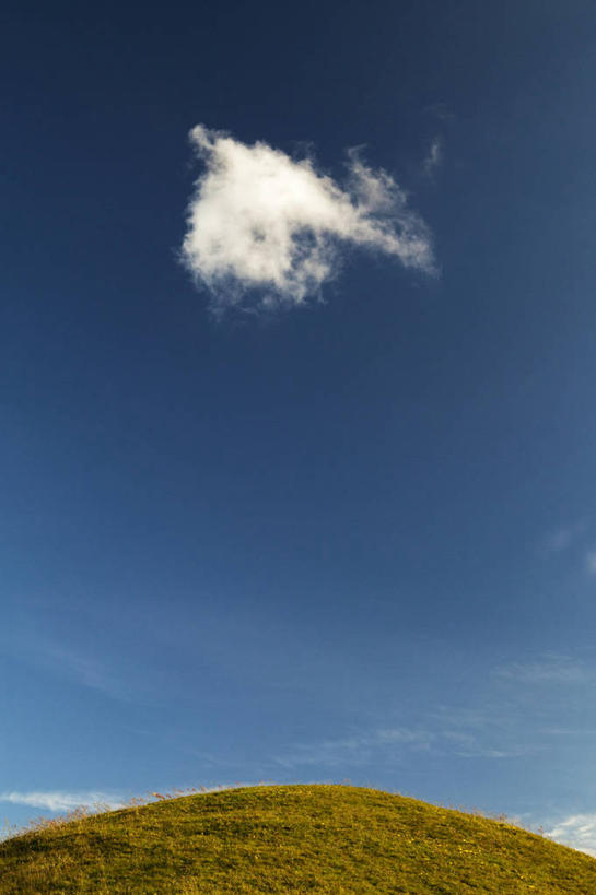 无人,竖图,室外,白天,正面,旅游,度假,草地,草坪,石头,美景,山,山脉,植物,瑞典,欧洲,阴影,光线,石子,影子,景观,山顶,山峰,云,云朵,山峦,云彩,娱乐,草,蓝色,绿色,白云,蓝天,天空,阳光,自然,群山,天,享受,休闲,景色,放松,晴朗,斯堪的纳维亚,自然风光,北欧,斯堪的那维亚,斯堪的那维亚半岛,斯堪的纳维亚半岛,沉积岩,瑞典王国,颠峰,极峰,水成岩,石块,岩石,晴空,彩图,斯堪尼省