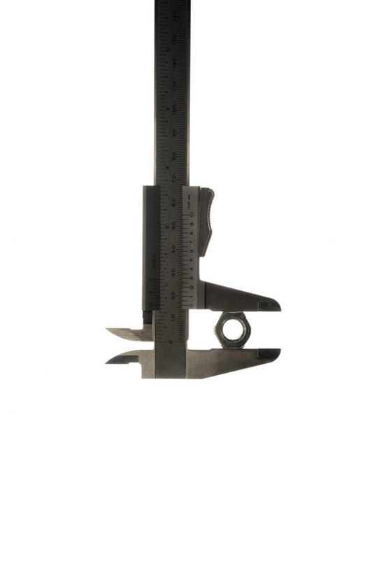 无人,竖图,室内,特写,白天,白色背景,正面,生活用品,静物,金属制品,连接,组合,测量,金属,工具,器材,刻度,两个,摄影,影棚,测量工具,链接,快速,螺母,螺帽,五金,准确,紧固,精度,拼接,拼凑,精准,螺丝帽,物理,量具,量仪,拼合,凑集,聚合,撮合,链结,牢固,直径,厚度,卡规,彩图,影棚拍摄,拍摄