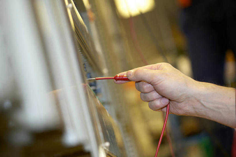 西方人,手,一个人,电工,横图,室内,特写,白天,仰视,照明,欧洲,欧洲人,仅一个男性,仅一个人,仅一个中年男性,握,阴影,朦胧,模糊,电力,光线,壁灯,电线,线,影子,灯光,电能,拿,线路,拿着,灯,灯具,手部,握着,电,单手,电源,电源线,照亮,照明设备,能量,男人,男性,中年男性,白种人,半身,彩图,低角度拍摄