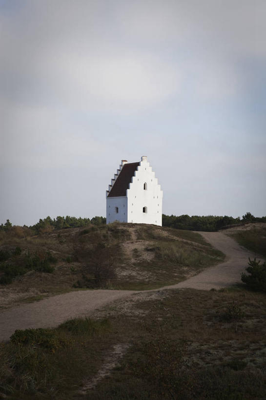 无人,教堂,竖图,室外,白天,正面,旅游,度假,草地,草坪,美景,植物,道路,路,丹麦,欧洲,阴影,节日,光线,影子,景观,云,云朵,小路,交通,云彩,文化,娱乐,草,蓝色,绿色,白云,蓝天,天空,阳光,自然,天,祈祷,享受,休闲,健康,景色,放松,许愿,宗教,信仰,晴朗,纪念,祈求,基督教,天主教,自然风光,北欧,信念,丹麦王国,日德兰半岛,平安,晴空,彩图,大教堂,礼拜堂