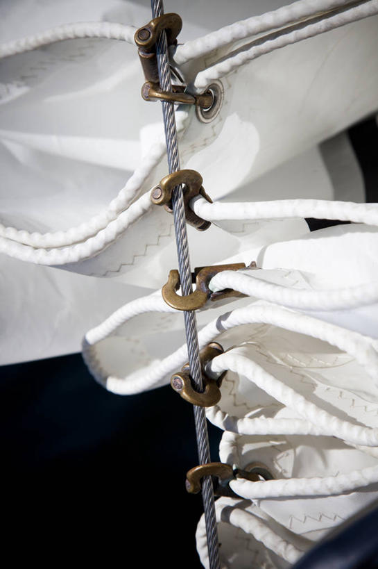 帆船,无人,竖图,室外,特写,白天,正面,海浪,海洋,船,一艘,阴影,光线,影子,浪花,阳光,海水,交通工具,载具,海景,大海,风浪,海,海水的波动,近岸浪,涌浪,彩图