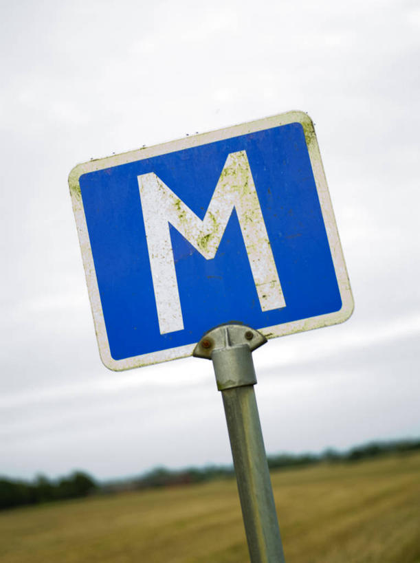 无人,竖图,室外,白天,仰视,旅游,度假,草地,草坪,美景,植物,指示牌,瑞典,欧洲,英文,标志,路标,文字,字符,字母,景观,娱乐,标识,路牌,草,树,树木,蓝色,绿色,天空,自然,天,享受,休闲,景色,放松,生长,成长,英文字母,斯堪的纳维亚,自然风光,北欧,斯堪的那维亚,斯堪的那维亚半岛,斯堪的纳维亚半岛,瑞典王国,彩图,低角度拍摄,斯堪尼省