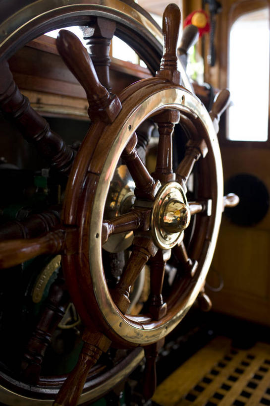 无人,竖图,室内,白天,正面,机器,仪器,窗户,轮船,船,静物,一艘,阴影,反射,影子,设备,玻璃窗,方向盘,交通工具,驾驶,行驶,控制,载具,彩图,蒸汽轮船