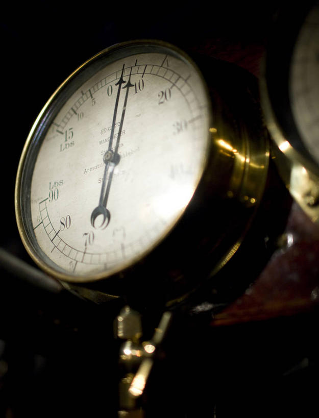 无人,竖图,室内,特写,白天,正面,轮船,船,静物,一艘,阴影,反射,标志,数字,文字,影子,字符,指针,标识,交通工具,阿拉伯数字,载具,仪表盘,仪表,彩图,蒸汽轮船