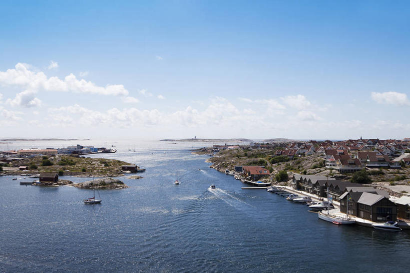 无人,家,码头,横图,俯视,航拍,室外,白天,度假,海浪,海洋,美景,植物,城市风光,城市,港口,轮船,船,瑞典,欧洲,阴影,波纹,飞溅,溅,光线,液体,影子,房屋,屋子,景观,浪花,水滴,云,云朵,云彩,娱乐,楼房,住宅,水珠,树,树木,蓝色,绿色,白云,蓝天,水纹,天空,阳光,自然,海水,船尾波,交通工具,波浪,天,享受,休闲,景色,放松,生长,晴朗,成长,斯堪的纳维亚,鸟瞰,喷洒,载具,北欧,斯堪的那维亚,斯堪的那维亚半岛,斯堪的纳维亚半岛,海景,游艇码头,瑞典王国,西约塔兰省,大海,风浪,海,海水的波动,近岸浪,涌浪,晴空,彩图,高角度拍摄,房子,摆渡口,埠头,渡口,渡头,港湾,海港,口岸,吕瑟希尔市