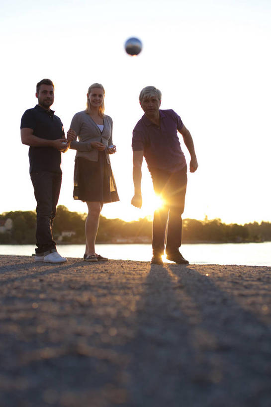 西方人,三个人,伙伴,朋友,站,竖图,室外,白天,正面,锻炼,旅游,度假,友谊,运动,海浪,海洋,日落,沙滩,欧洲,欧洲人,一排,服装,整齐,沙子,海岸,浪花,晚霞,霞光,落日,沙地,背光,速度,注视,休闲装,娱乐,运动器械,排列,衣服,海水,黄昏,观察,看,站着,享受,休闲,休闲服,健身器械,彩霞,放松,力量,平衡,服饰,观看,技巧,协调,察看,队列,关注,室外运动,健身器材,户外运动,灵敏,逆光,海景,柔韧,趣味,耐力,抗争,夕照,薄暮,地掷球,滚球,体育,友情,男人,男性,女人,女性,中年男性,中年女性,白种人,大海,风浪,海,海水的波动,海滩,近岸浪,涌浪,夕阳,站立,彩图,全身,健身,傍晚,斜阳,运动器材