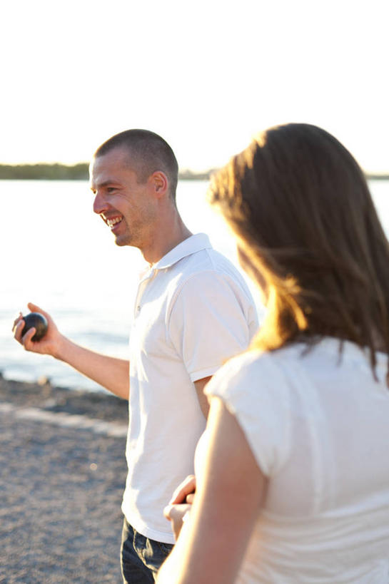 西方人,两个人,伙伴,朋友,站,笑,微笑,露齿笑,竖图,室外,白天,侧面,锻炼,旅游,度假,友谊,运动,海浪,海洋,沙滩,欧洲,欧洲人,握,阴影,服装,光线,沙子,影子,海岸,浪花,沙地,速度,拿,拿着,注视,休闲装,娱乐,运动器械,衣服,蓝色,蓝天,天空,阳光,海水,天,观察,看,站着,享受,休闲,休闲服,健身器械,放松,力量,平衡,握着,服饰,晴朗,观看,技巧,协调,察看,关注,室外运动,健身器材,户外运动,灵敏,海景,柔韧,万里无云,趣味,耐力,抗争,地掷球,滚球,体育,友情,男人,男性,女人,女性,中年男性,中年女性,白种人,大海,风浪,海,海水的波动,海滩,近岸浪,涌浪,晴空,晴空万里,站立,半身,彩图,健身,运动器材