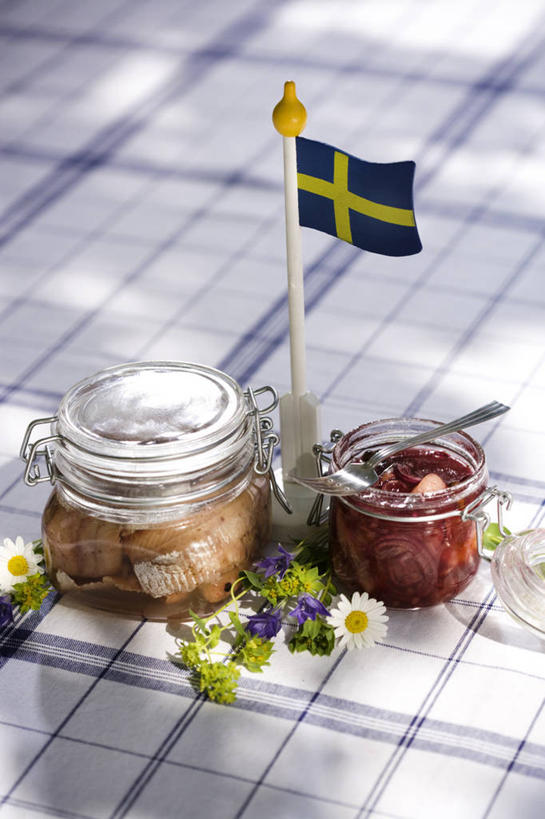 海鲜,无人,餐厅,交叉,竖图,俯视,室外,特写,白天,餐桌,桌子,旗帜,国旗,玻璃,一面,阴影,条纹,光线,布料,影子,勺子,肉,鱼肉,布纹,水产,肉类,海洋生物,玻璃制品,桌布,三个,黄色,蓝色,阳光,玻璃瓶,餐巾,瓶子,调羹,台布,汤匙,餐台,鲱鱼,便利,水生动物,海产品,水生物,肉食,海底动物,广口瓶,自助餐厅,相交,交集,方便,太平洋鲱鱼,旗,餐桌布,彩图,高角度拍摄,餐馆,饭店,饭馆,瑞典国旗