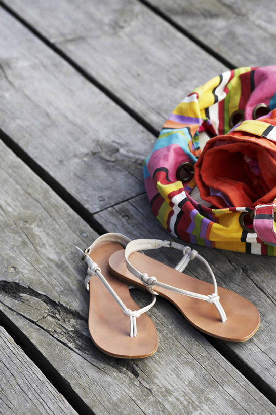 无人,竖图,俯视,室外,特写,白天,凉鞋,地板,静物,鞋子,一双,阴影,光线,包,皮包,影子,地面,木地板,一个,阳光,单个,单肩包,彩图,高角度拍摄,夹趾拖鞋,人字拖,人字拖鞋