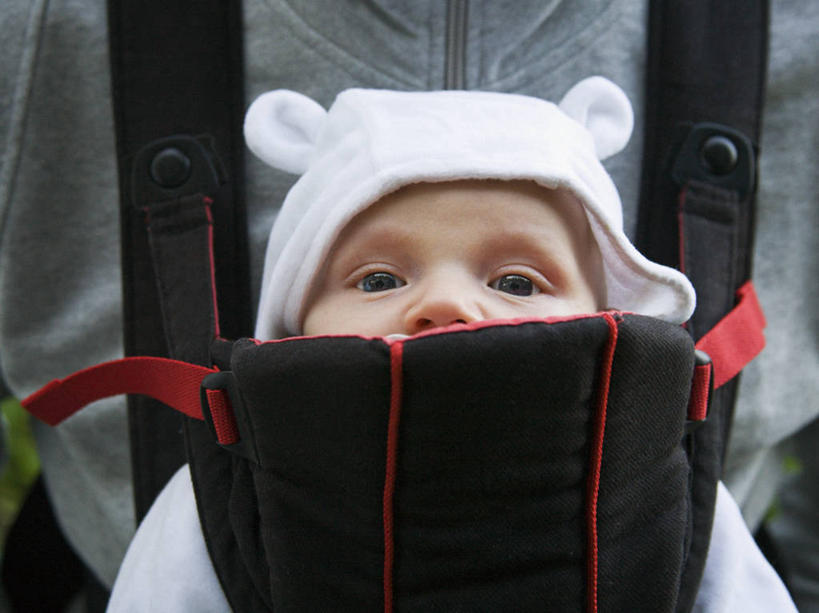 西方人,婴儿,儿童,脸,头,脸颊,两个人,家庭,父亲,站,横图,室外,特写,白天,正面,婴儿服装,纯洁,欧洲,欧洲人,阴影,服装,光线,影子,注视,休闲装,肩膀,小孩,衣服,阳光,观察,看,站着,休闲,温暖,温馨,一家人,休闲服,父爱,可爱,童年,童趣,遮,遮掩,服饰,活泼,观看,背带,和睦,察看,掩盖,遮挡,关注,宝宝,童真,纯真,烂漫,无邪,遮盖,掩饰,伶俐,天真,男人,男性,年轻男性,白种人,孩子,年轻人,头部,脸部,脸蛋,面部,站立,半身,彩图,婴儿服,融洽,婴儿背带