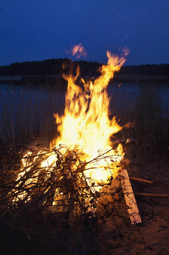 无人,竖图,室外,夜晚,正面,旅游,度假,河流,美景,水,植物,瑞典,欧洲,春节,阴影,节日,庆祝,光线,火焰,影子,河水,景观,水流,枝条,首都,燃烧,文化,娱乐,树,树木,树枝,自然,点燃,庆典,享受,休闲,景色,放松,纪念,火光,斯堪的纳维亚,自然风光,北欧,斯德哥尔摩,斯堪的那维亚,斯堪的那维亚半岛,斯堪的纳维亚半岛,首府,瑞典王国,虬枝,枝杈,斯德哥尔摩省,彩图,沃普尔吉斯之夜