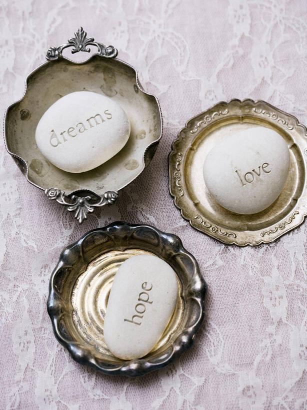 无人,竖图,俯视,室内,特写,白天,石头,静物,餐具,阴影,装饰,反射,标志,碟子,矿石,盘,石子,文字,影子,字符,字母,标识,三个,盘子,碟,华丽,修饰,点缀,浮石,矿物,衬托,美观,雅致,雅观,石块,岩石,彩图,高角度拍摄