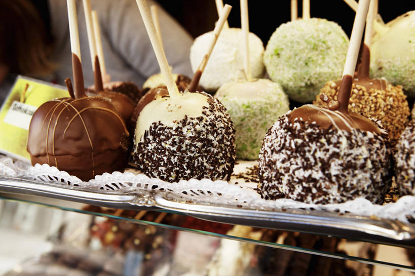 点心,无人,横图,室内,特写,白天,正面,柜子,苹果,水果,玻璃,圣诞节,一堆,许多,阴影,堆叠,堆积,节日,庆祝,反射,影子,糖,糖果,甜点,果实,文化,小吃,货架,玻璃制品,巧克力,庆典,展示,纪念,朱古力,堆,储存,展现,陈列柜,储备,蕴藏,贮备,彩图,苹果糖,太妃糖苹果,糖苹果,贮存,传统文化