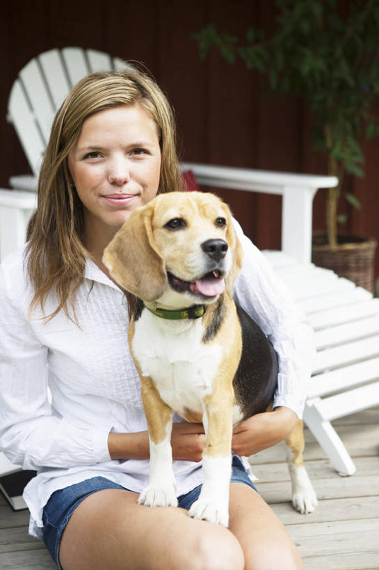 西方人,一个人,坐,抱,笑,微笑,竖图,室外,白天,正面,宠物,狗,椅子,欧洲,欧洲人,仅一个年轻女性,仅一个女性,仅一个人,阴影,服装,裤子,光线,影子,躺椅,猎犬,注视,牛仔裤,休闲装,一只,衣服,白色,阳光,动物,观察,看,休闲,休闲服,可爱,服饰,抱着,观看,沙滩椅,察看,搂着,关注,忠诚,年轻女性,女人,女性,白种人,牛仔短裤,犬,搂,搂抱,坐着,半身,彩图,小猎犬