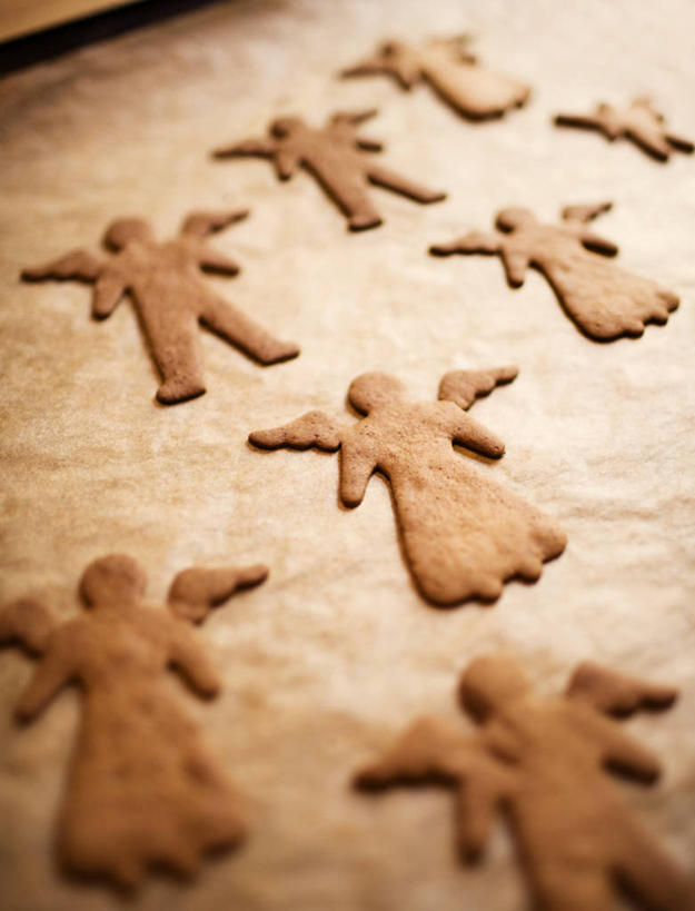 点心,无人,竖图,俯视,室内,特写,白天,桌面,桌子,许多,天使,阴影,反射,木制,翅膀,影子,食品,甜点,食物,糕点,排列,木制品,饼干,甜食,零食,神圣,善良,信徒,装饰饼干,使者,摆列,圣洁,彩图,高角度拍摄,布列,分列