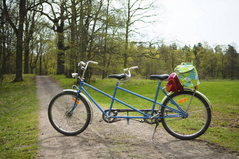 无人,横图,室外,白天,正面,旅游,度假,草地,草坪,美景,树林,植物,道路,路,自行车,瑞典,欧洲,一辆,阴影,光线,影子,景观,小路,交通,娱乐,车,脚踏车,草,树,树木,蓝色,绿色,蓝天,天空,阳光,自然,交通工具,天,享受,休闲,景色,放松,双人自行车,生长,晴朗,成长,斯堪的纳维亚,自然风光,载具,北欧,斯堪的那维亚,斯堪的那维亚半岛,斯堪的纳维亚半岛,万里无云,瑞典王国,晴空,晴空万里,彩图