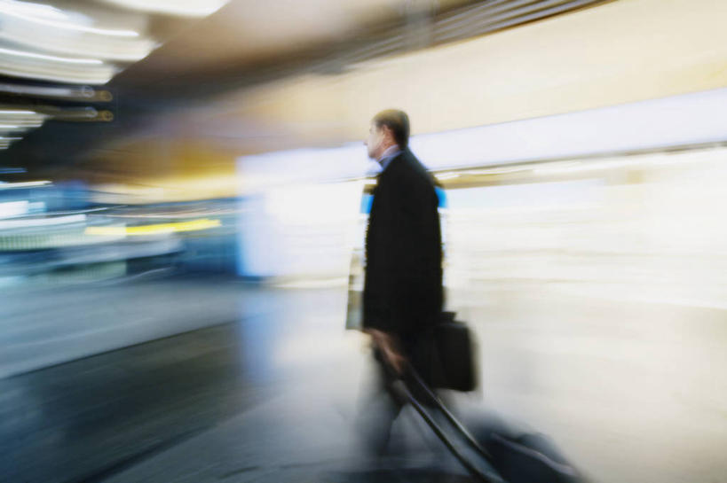 西方人,一个人,商务人士,商务男性,机场,走,横图,室内,白天,侧面,衬衫,飞机场,欧洲,欧洲人,仅一个男性,仅一个人,仅一个中年男性,阴影,套装,朦胧,模糊,光线,包,公文包,影子,走道,走廊,过道,灯光,拎,容器,箱子,公事包,储藏,药箱,储存,商务装,工薪阶层,男人,男性,中年男性,白种人,白领,上班族,航空站,空港,步行,走路,半身,彩图,衬衣,贮存,拎着