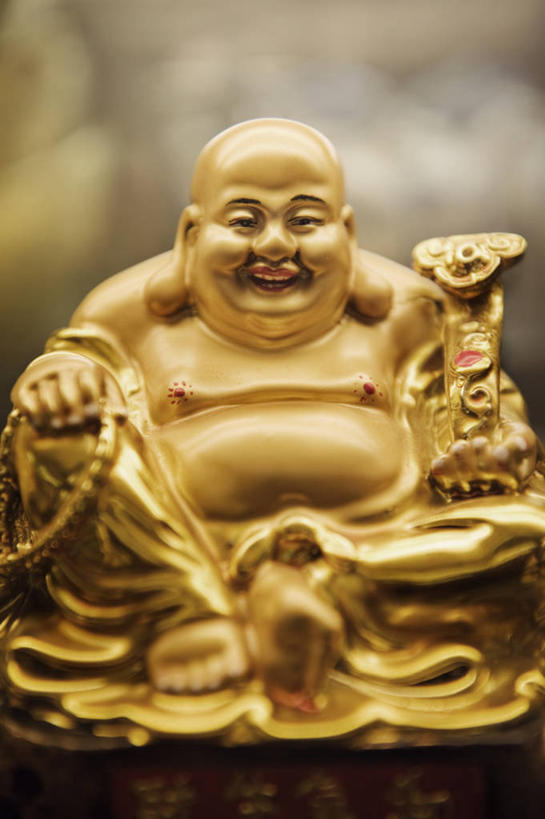 东方人,一个人,无人,坐,笑,微笑,露齿笑,竖图,室内,特写,白天,正面,静物,雕塑,亚洲,仅一个男性,仅一个人,阴影,朦胧,模糊,艺术,装饰,反射,雕刻,雕像,影子,注视,黄种人,文化,弥勒佛,工艺品,观察,看,祈祷,仅一个老年男性,健康,搭,许愿,宗教,佛教,信仰,观看,纪念,祈求,美术,察看,搭着,关注,主题,陈列,功能,美学,布袋和尚,布袋神,弥勒,弥勒菩萨,释教,平安,老年男性,男人,男性,亚洲人,坐着,彩图,全身