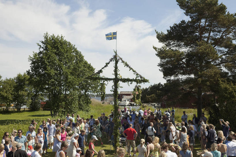 西方人,站,走,交叉,横图,室外,白天,正面,草地,草坪,植物,旗帜,国旗,欧洲,欧洲人,行人,阴影,条纹,服装,节日,庆祝,光线,十字架,影子,柱子,云,云朵,云彩,注视,休闲装,文化,路人,草,树,树木,衣服,黄色,蓝色,绿色,白云,蓝天,天空,阳光,自然,天,观察,看,站着,庆典,休闲,休闲服,服饰,生长,晴朗,成长,观看,纪念,察看,关注,相交,交集,过客,五朔节,男人,男性,年轻男性,年轻女性,女人,女性,中年男性,中年女性,白种人,旗,晴空,步行,站立,走路,半身,彩图,瑞典国旗