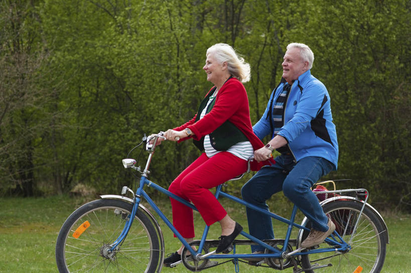 西方人,老年人,两个人,家庭,夫妻,笑,微笑,露齿笑,横图,室外,白天,侧面,运动服,爱情,草地,草坪,树林,植物,道路,路,自行车,欧洲,欧洲人,一辆,握,阴影,服装,光线,影子,小路,交通,浪漫,注视,车,脚踏车,草,树,树木,骑,衣服,红色,蓝色,绿色,阳光,自然,交通工具,观察,看,骑车,温暖,温馨,一家人,恩爱,握着,恋人,服饰,双人自行车,生长,成长,观看,和睦,察看,衣着,穿着,关注,载具,衣饰,老年男性,老年女性,男人,男性,女人,女性,白种人,夫妇,情侣,彩图,全身,伴侣,融洽,运动装