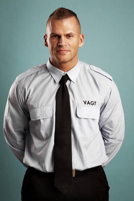 西方人,一个人,警卫,站,笑,微笑,竖图,室内,白天,正面,工作服,衬衫,制服,欧洲,欧洲人,仅一个男性,仅一个人,绿色背景,领带,注视,仅一个年轻男性,观察,看,站着,摄影,影棚,观看,察看,关注,背手,保镖,工作制服,保镳,男人,男性,年轻男性,白种人,站立,半身,彩图,影棚拍摄,衬衣,工作套服,拍摄