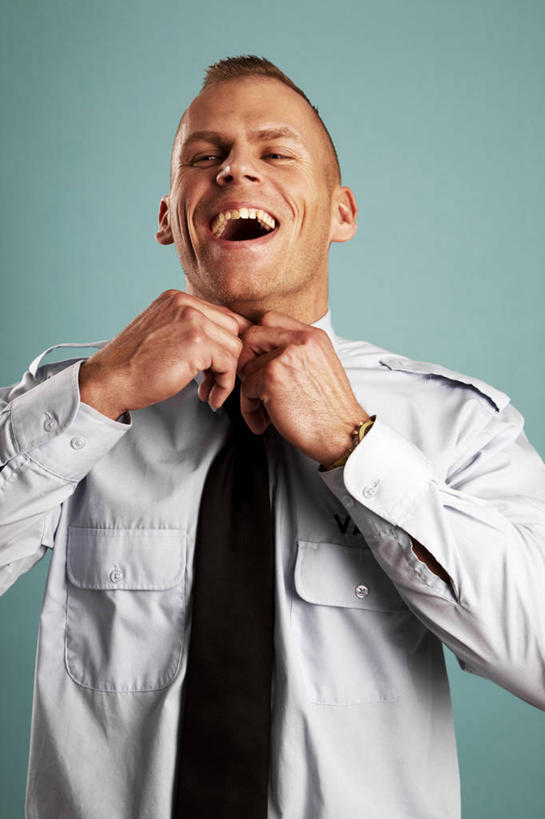 西方人,一个人,警卫,站,笑,微笑,露齿笑,竖图,室内,白天,正面,工作服,衬衫,制服,欧洲,欧洲人,仅一个男性,仅一个人,握,绿色背景,阴影,反射,影子,领带,注视,仅一个年轻男性,观察,看,站着,握着,摄影,影棚,观看,整理,察看,关注,保镖,工作制服,保镳,男人,男性,年轻男性,白种人,站立,半身,彩图,影棚拍摄,衬衣,工作套服,拍摄