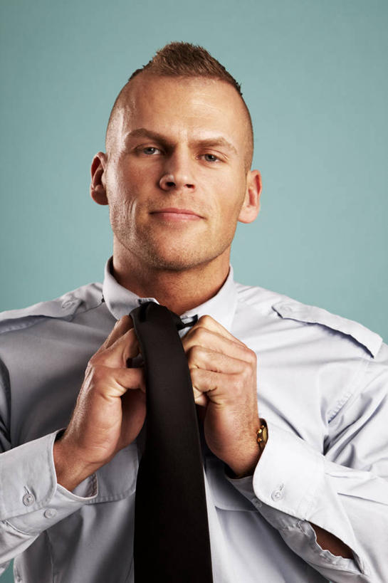 西方人,一个人,警卫,站,笑,微笑,露齿笑,竖图,室内,白天,正面,工作服,衬衫,制服,欧洲,欧洲人,仅一个男性,仅一个人,握,绿色背景,阴影,反射,影子,领带,注视,仅一个年轻男性,观察,看,站着,握着,摄影,影棚,观看,整理,察看,关注,保镖,工作制服,保镳,男人,男性,年轻男性,白种人,站立,半身,彩图,影棚拍摄,衬衣,工作套服,拍摄