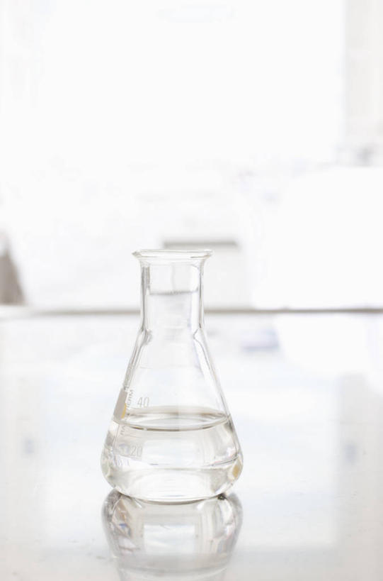 无人,竖图,室内,特写,白天,正面,实验,仪器,水,桌子,阴影,朦胧,模糊,研究,透明,反射,分析,化学,测试,烧瓶,液体,影子,锥形瓶,水滴,玻璃制品,玻璃瓶,瓶子,器皿,玻璃仪器,试验耗材,实验用品,三角烧瓶,依氏烧瓶,锥形烧瓶,彩图