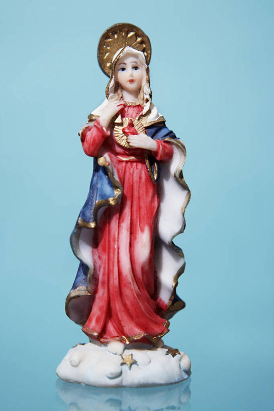 西方人,一个人,无人,站,竖图,室内,特写,白天,正面,静物,雕塑,欧洲,欧洲人,仅一个年轻女性,仅一个女性,仅一个人,圣母,圣母玛利亚,握,阴影,蓝色背景,艺术,装饰,反射,雕刻,雕像,影子,注视,工艺品,观察,看,站着,握着,摄影,影棚,观看,纪念,美术,察看,关注,主题,陈列,玛利亚,功能,美学,袍子,圣女,年轻女性,女人,女性,白种人,站立,彩图,全身,影棚拍摄,拍摄