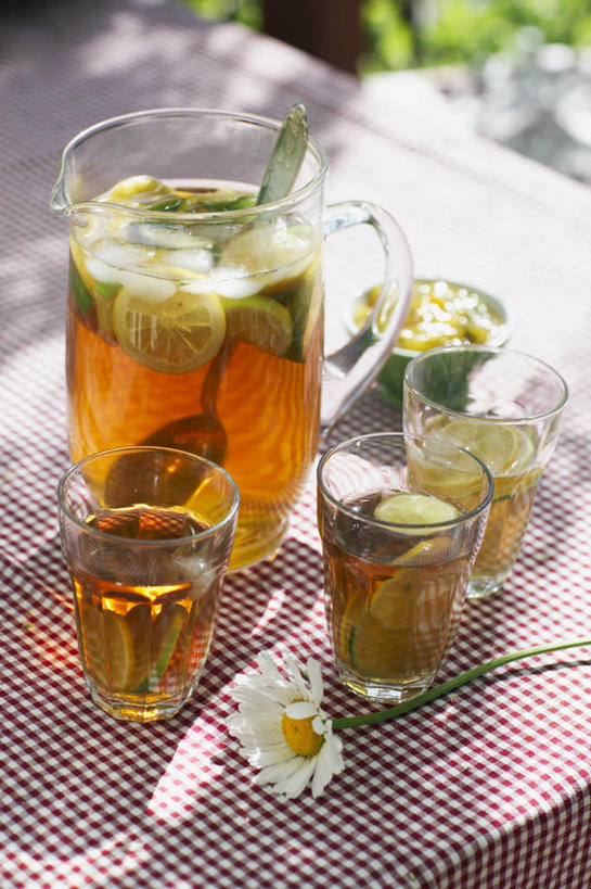 无人,竖图,俯视,室外,特写,白天,餐桌,桌子,杯子,水果,阴影,朦胧,模糊,新鲜,装饰,盛开,光线,壶,影子,冰,生食,冰块,食品,果实,花蕾,冷冻,玻璃制品,水壶,花,花瓣,花朵,鲜花,食物,阳光,茶壶,容器,水杯,花苞,花蕊,菊花,寒冷,小白菊,有机食品,绿色食品,冷藏,餐台,华丽,修饰,点缀,冰冷,衬托,美观,雅致,雅观,酸橙,保鲜,代代,钮扣菊,玻璃杯,橙子,橙,彩图,高角度拍摄