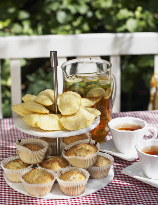 点心,面包,无人,竖图,室外,特写,白天,正面,下午茶,幸福,餐桌,茶,桌子,杯子,餐具,水果,椅子,许多,阴影,朦胧,模糊,新鲜,光线,布料,瓷器,碟子,盘,影子,木椅,生食,茶叶,食品,面点,果实,咖啡杯,陶瓷制品,布纹,娱乐,松饼,桌布,食物,糕点,阳光,盘子,餐巾,碟,台布,享受,休闲,温馨,放松,乐趣,有机食品,绿色食品,餐台,提神,舒适,瓷杯,醒脑,酸橙,代代,玛芬蛋糕,橙子,橙,餐桌布,彩图,肉桂面包,肉桂面包卷