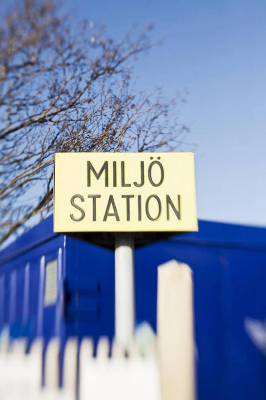 无人,竖图,室外,特写,白天,正面,植物,瑞典,欧洲,阴影,环保,光线,英文,标志,文字,影子,字符,字母,枝条,垃圾桶,标识,树,树木,树枝,蓝色,蓝天,天空,阳光,容器,天,能源,晴朗,储藏,英文字母,垃圾箱,回收,资源,斯堪的纳维亚,储存,北欧,斯堪的那维亚,斯堪的那维亚半岛,斯堪的纳维亚半岛,利用,低碳,循环,万里无云,持续,瑞典王国,虬枝,枝杈,晴空,晴空万里,彩图,斯堪尼省,贮存