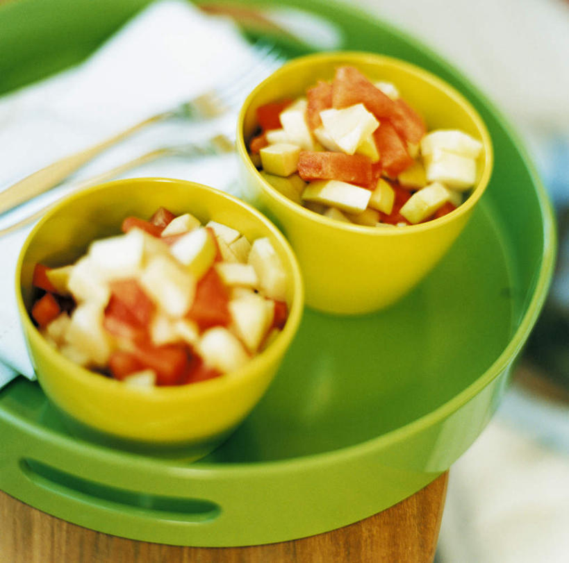 无人,横图,俯视,室内,特写,白天,餐桌,桌子,静物,餐具,水果,托盘,刀叉,塑料,沙拉,两碗,色拉,沙律,水果沙拉,一个,绿色,塑料制品,碗,有机食品,绿色食品,单个,餐台,色拉酱,千岛酱,进餐用具,烹调用具,彩图,高角度拍摄