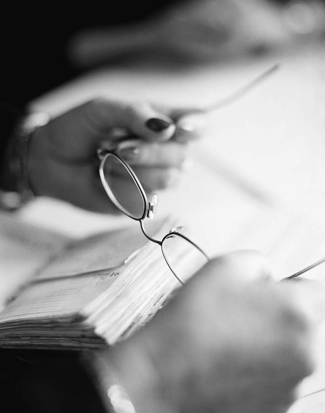 西方人,一个人,坐,举,竖图,俯视,黑白,室内,特写,白天,书籍,欧洲,欧洲人,仅一个年轻女性,仅一个女性,仅一个人,一副,握,眼镜,拿,拿着,托,握着,近视眼镜,年轻女性,女人,女性,白种人,书,图书,举起,举手,举着,向上举,向上伸,向上托,坐着,半身,高角度拍摄