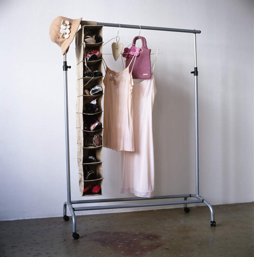 无人,竖图,室内,白天,正面,鞋,购物,消费,地板,袋子,帽子,鞋子,衣架,金属制品,环保,金属,包装袋,草帽,墙,购物袋,皮革,地面,木地板,墙壁,墙面,环保袋,金融,服饰,回收,资源,购买,贸易,利用,低碳,循环,一顶,衣饰,挂衣架,晾衣架,彩图,皮鞋