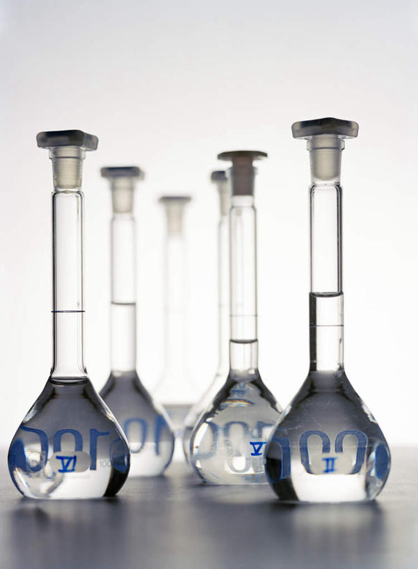 无人,竖图,室内,特写,白天,白色背景,正面,实验,仪器,桌面,桌子,静物,一排,许多,研究,整齐,透明,分析,化学,测试,烧瓶,液体,玻璃制品,排列,玻璃瓶,瓶子,器皿,摄影,影棚,队列,玻璃仪器,试验耗材,实验用品,平底烧瓶,彩图,影棚拍摄,拍摄