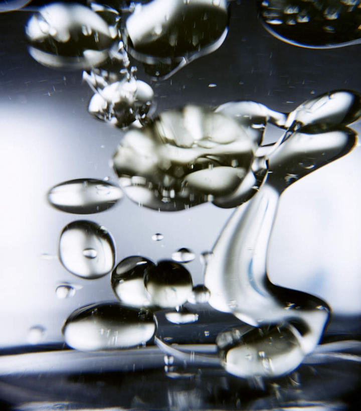 无人,竖图,室内,特写,白天,正面,水,静物,阴影,飞溅,溅,透明,反射,液体,影子,气泡,水滴,食用油,水珠,泡泡,生机,喷洒,灵动,彩图