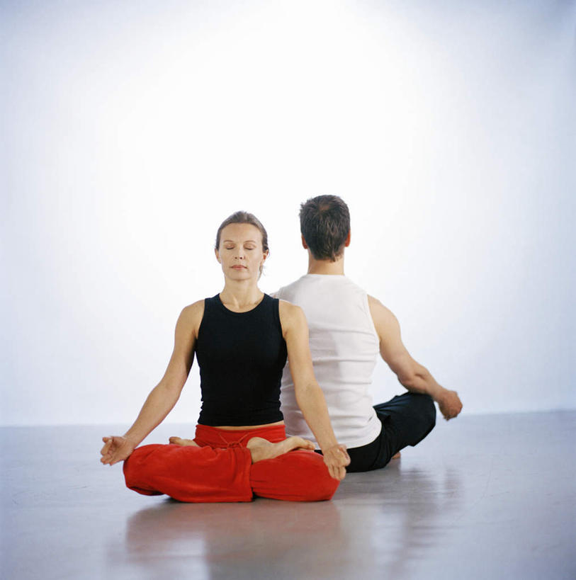 西方人,背部,两个人,坐,闭眼,盘腿,竖图,室内,白天,白色背景,正面,安全,欧洲,欧洲人,依靠,倚靠,背靠背,背对背,摄影,影棚,坐禅,信任,男人,男性,年轻男性,年轻女性,女人,女性,白种人,闭眼睛,闭着眼,闭着眼睛,盘腿而坐,盘膝,盘着腿的,盘着腿坐,双腿交叉,坐着,彩图,全身,影棚拍摄,拍摄