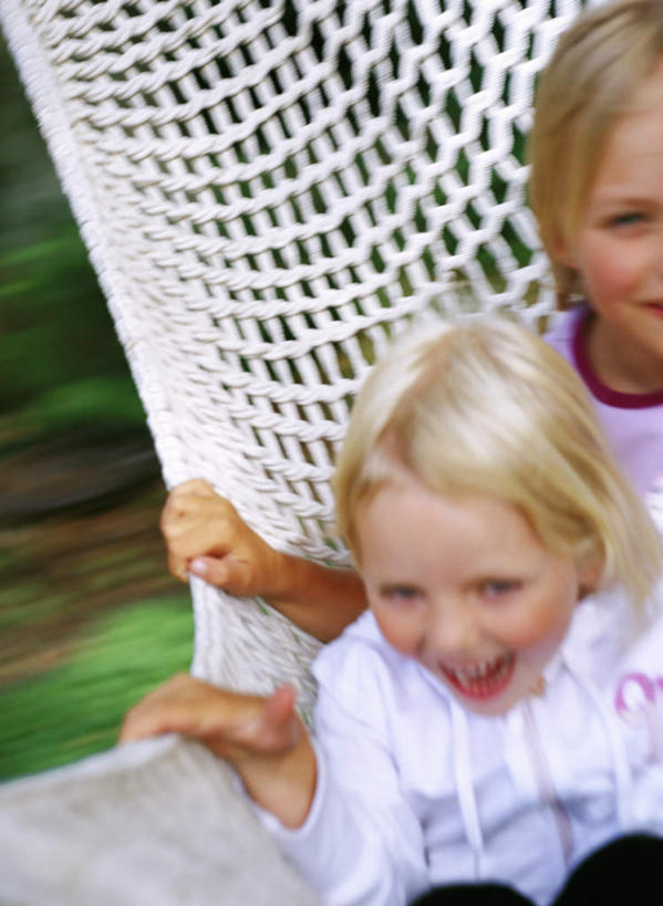 西方人,儿童,两个人,坐,举,笑,微笑,露齿笑,竖图,俯视,室外,白天,草地,草坪,植物,吊床,欧洲,欧洲人,握,网状,朦胧,模糊,草,小孩,绿色,托,握着,摇,女孩,女人,女性,白种人,举起,举手,举着,向上举,向上伸,向上托,坐着,半身,彩图,高角度拍摄,女生