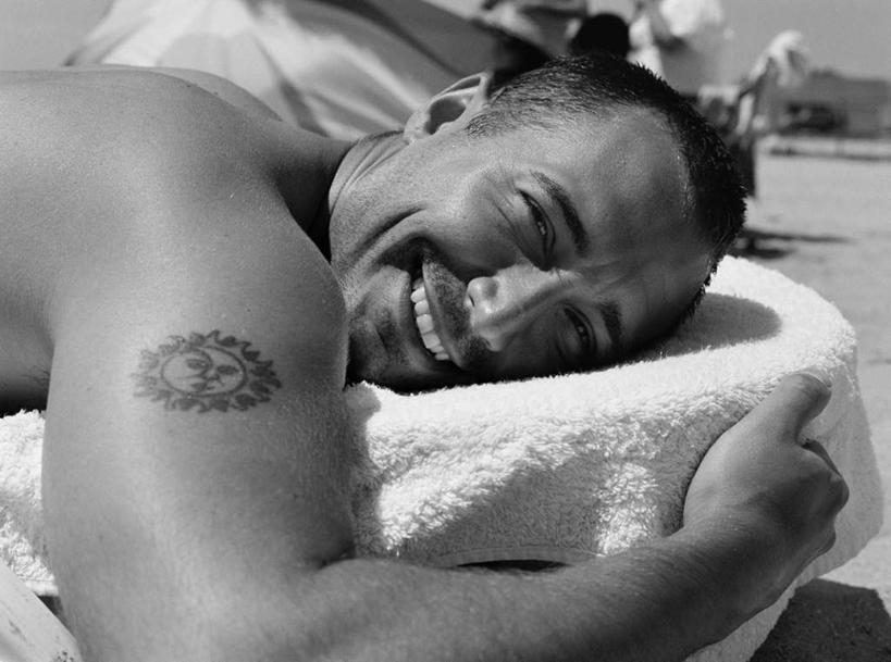 西方人,胡须,一个人,笑,微笑,露齿笑,横图,黑白,室外,白天,侧面,时尚,沙滩,椅子,欧洲,欧洲人,仅一个男性,仅一个人,阴影,光线,沙子,影子,躺椅,海岸,沙地,扭头,注视,文化,裸露,纹身,仅一个年轻男性,阳光,毛巾,观察,看,趴着,转头,个性,晒,信仰,观看,沙滩椅,察看,关注,刺青,裸,追求,想象,文身,勇气,崇拜,张扬,男人,男性,年轻男性,白种人,胡子,络腮胡,海滩,趴,半身