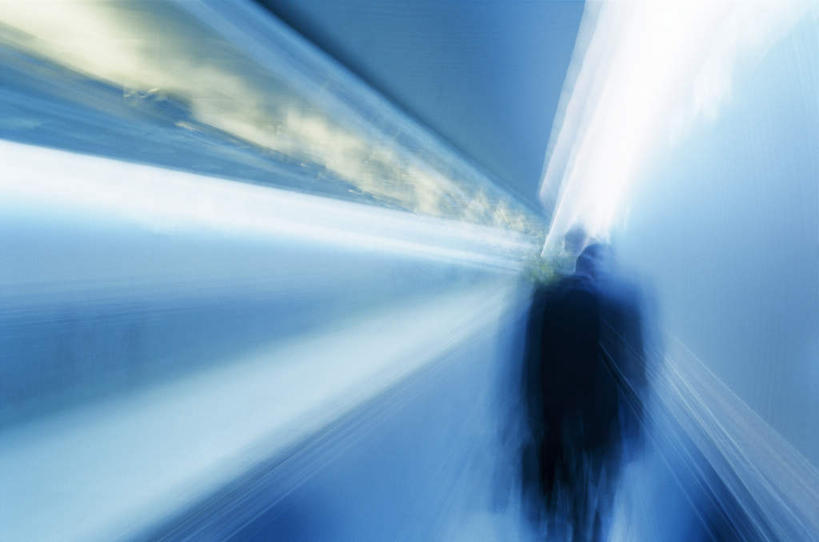 西方人,一个人,商务人士,商务男性,走,横图,室内,白天,抽象,衬衫,欧洲,欧洲人,仅一个男性,仅一个人,套装,模糊,隧道,仅一个年轻男性,背面,地道,商务装,工薪阶层,含糊,恍惚,笼统,模胡,依稀,隐约,男人,男性,年轻男性,白种人,白领,上班族,步行,散步,走路,半身,彩图,衬衣