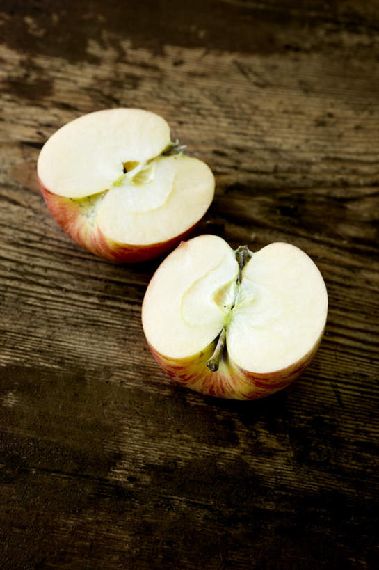 无人,竖图,俯视,室内,特写,白天,餐桌,桌面,桌子,苹果,静物,水果,切开,新鲜,生食,食品,果实,半个,食物,一个,切,一半,有机食品,绿色食品,单个,餐台,剖面,切面,彩图,高角度拍摄